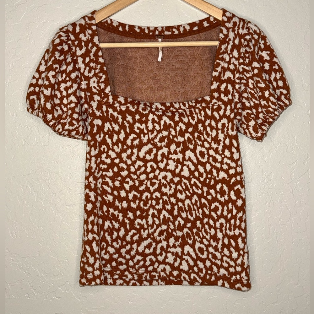 VGC • Free People Brown Leopard Print Puff Sleeve Tee